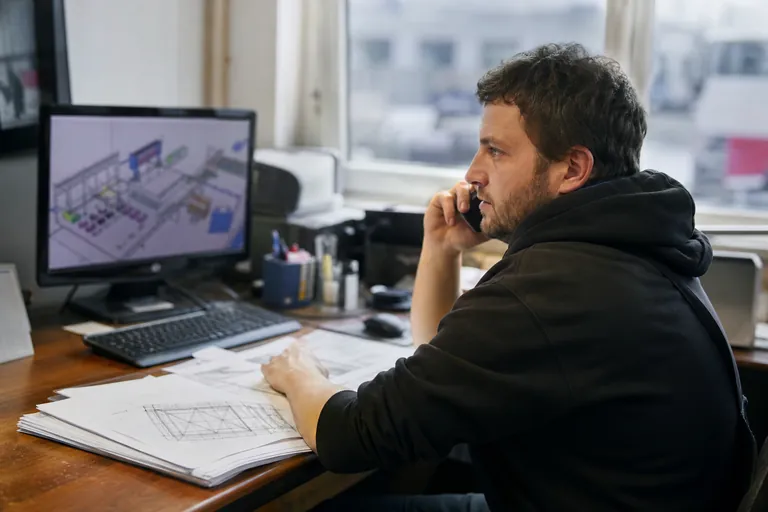 Disponent sucht während der Einsatzplanung technische Unterlagen für einen Aufbau.